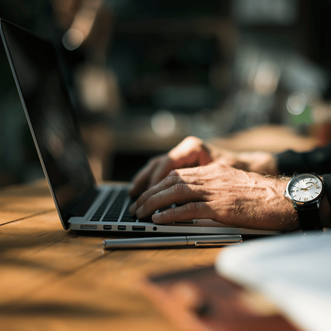 homme ébéniste effectuant de la gestion de projet en travaillant sur son laptop