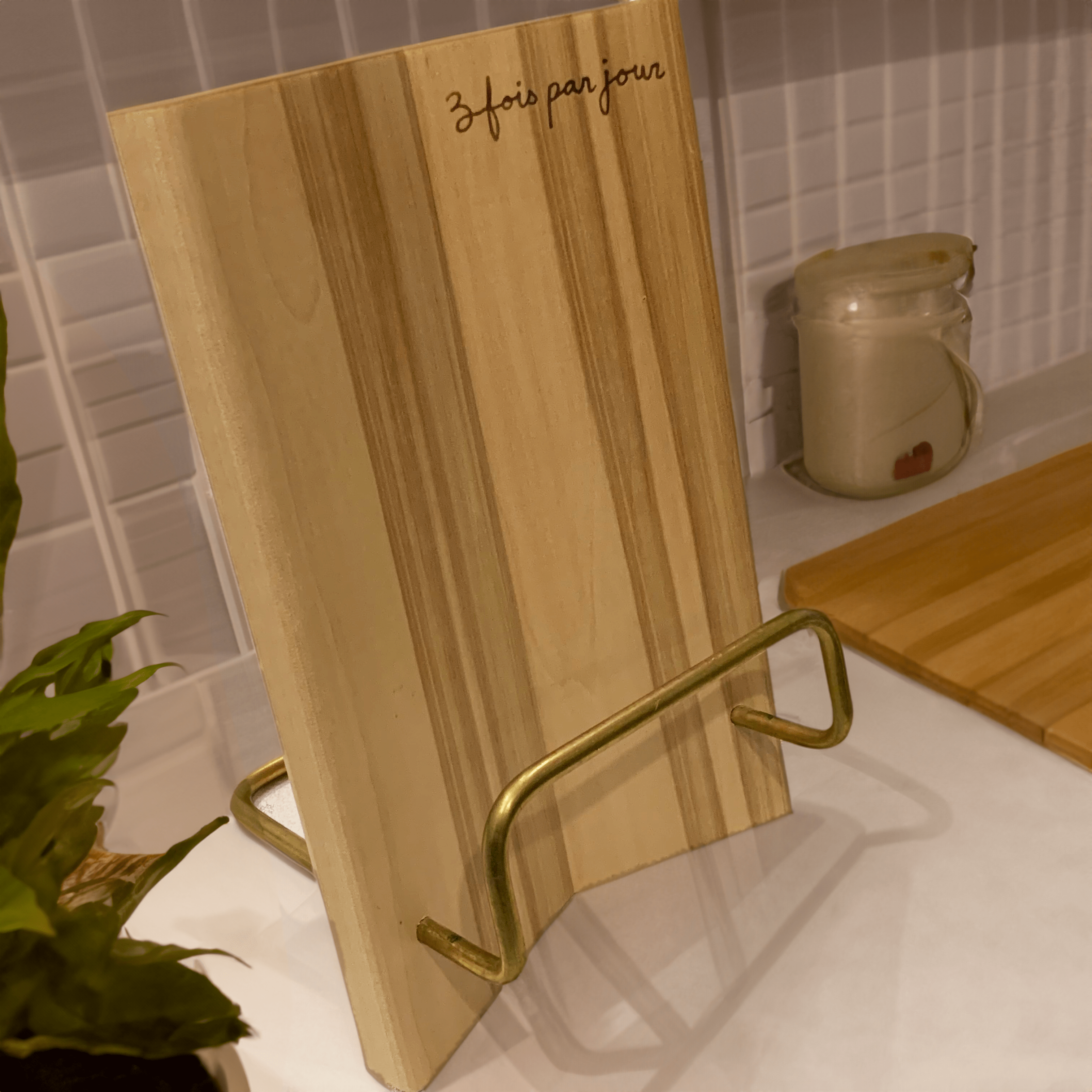 support à livre de recette en bois sur un comptoir de cuisine